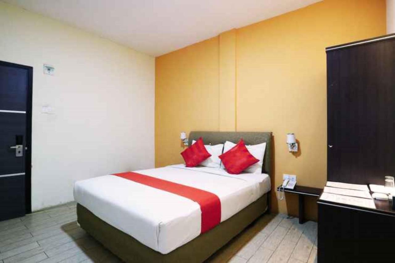 Blitz Hotel Batam Near Sultan Mahmud Ri'Ayat Shah Sekupang Exterior photo