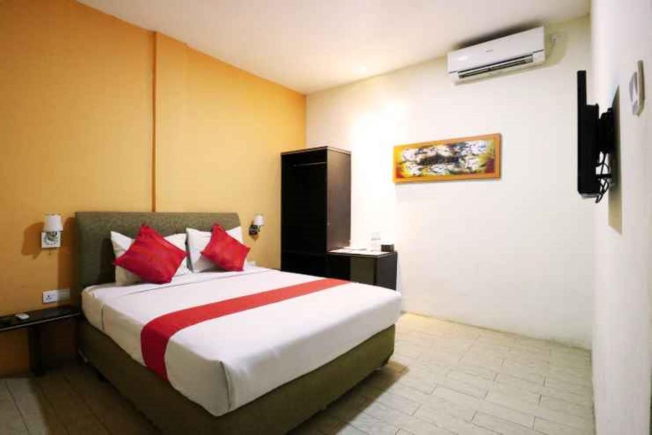 Blitz Hotel Batam Near Sultan Mahmud Ri'Ayat Shah Sekupang Exterior photo