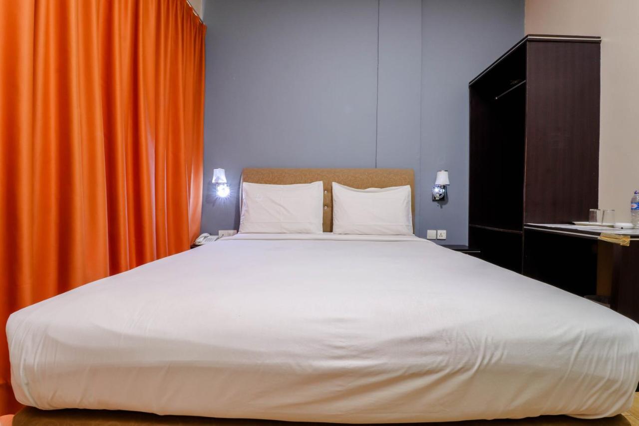 Blitz Hotel Batam Near Sultan Mahmud Ri'Ayat Shah Sekupang Exterior photo