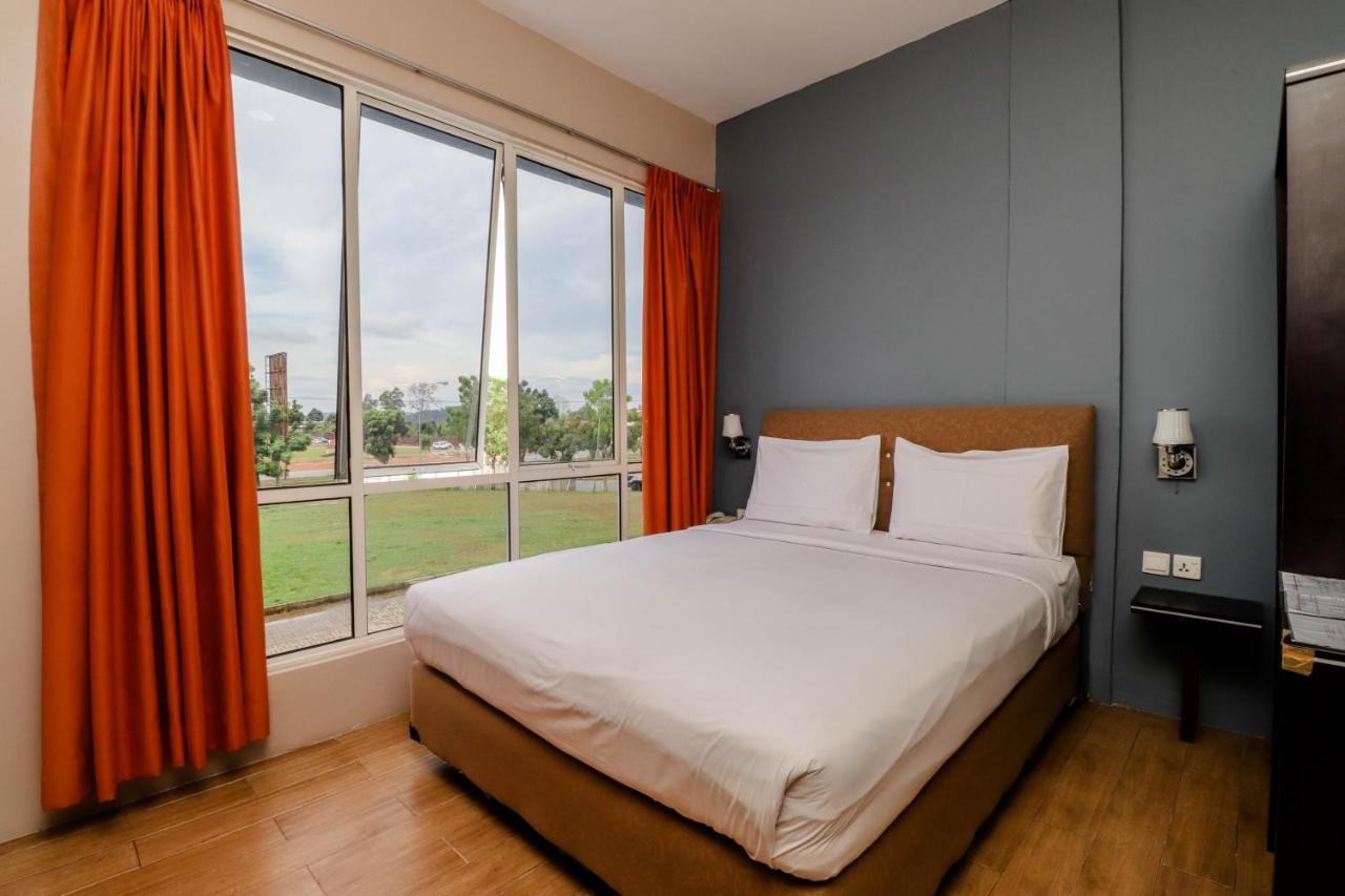 Blitz Hotel Batam Near Sultan Mahmud Ri'Ayat Shah Sekupang Exterior photo