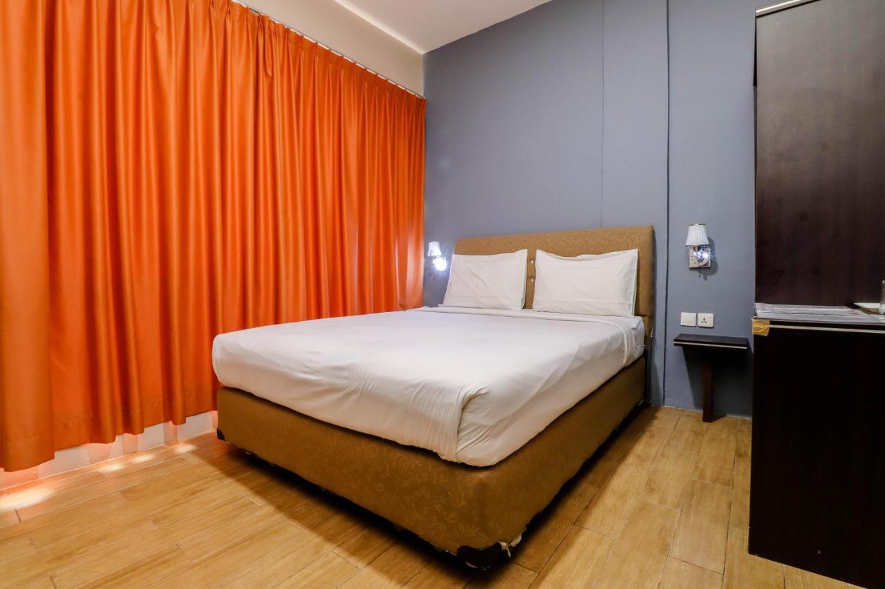 Blitz Hotel Batam Near Sultan Mahmud Ri'Ayat Shah Sekupang Exterior photo